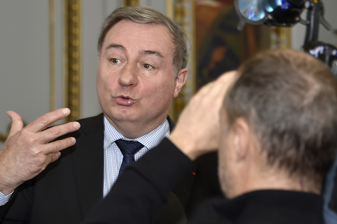 Toulouse's mayor Jean-Luc Moudenc (L) answers journalists questions, on December 5, 2014 in Toulouse, one day after France's Economy ministry announced that the French government is selling a 49.99 percent stake in the Toulouse Blagnac airport to a Chinese-led consortium (AFP Photo)