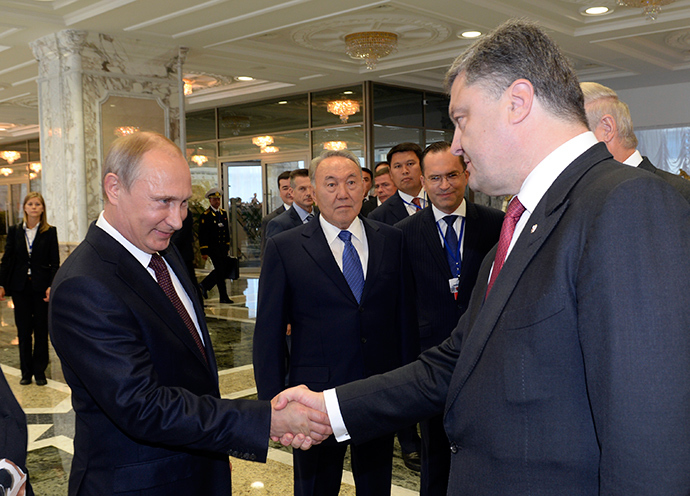 Russian President Vladimir Putin (L) shakes hands with his Ukrainian counterpart Petro Poroshenko in Minsk August 26, 2014 (Reuters / Sergey Bondarenko)
