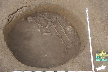 A Late Bronze Age burial from the site of Ludas-Varjú-dulo, Hungary dated to about 1200 B.C.
